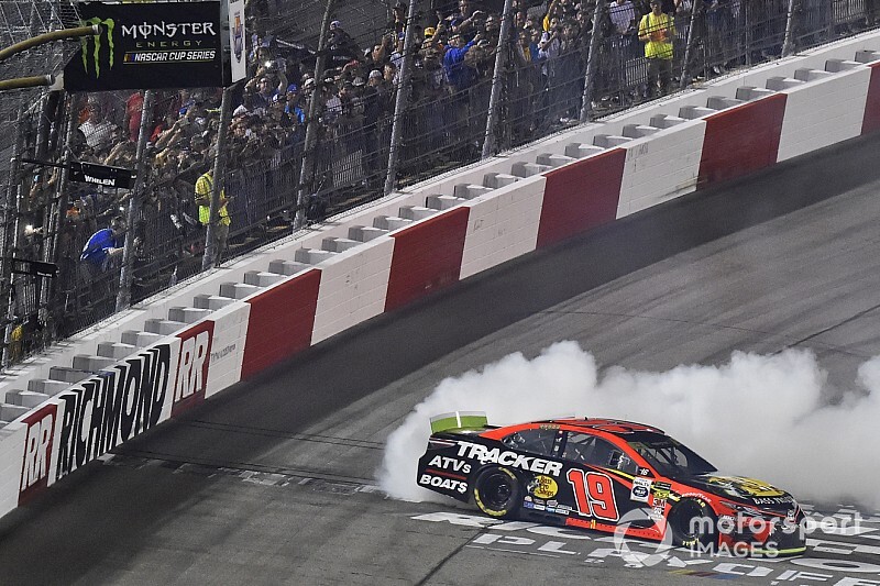 Trotz Dreher: Truex Jr. führt Gibbs-Vierfacherfolg in Richmond an