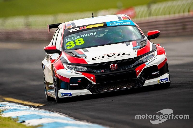 Sandown TCR: Girolami debuta con pole