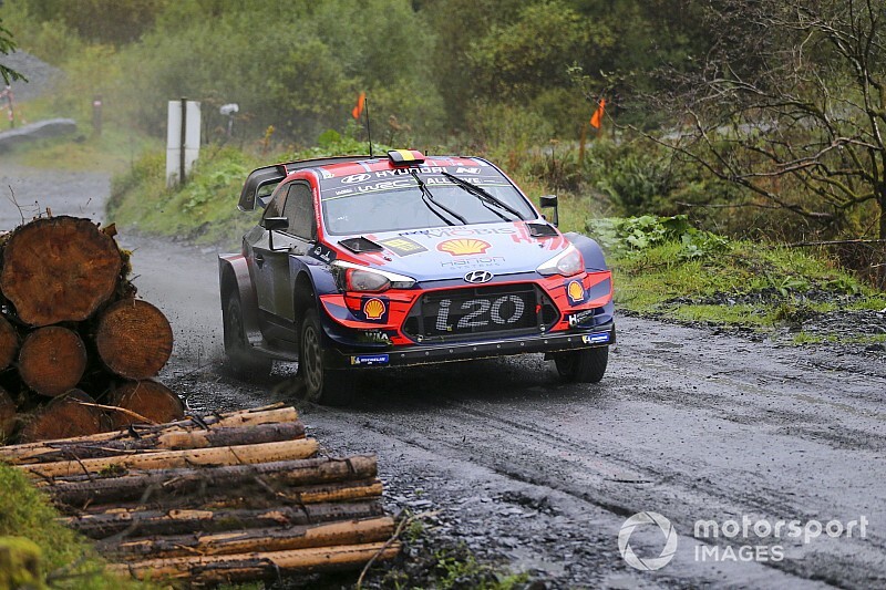 Neuville o 0,7 sekundy