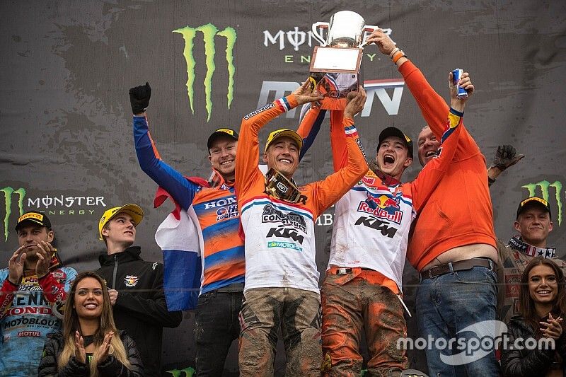 Calvin Vlaanderen, Glenn Coldenhoff en Jeffrey Herlings, TeamNL viert feest op het podium