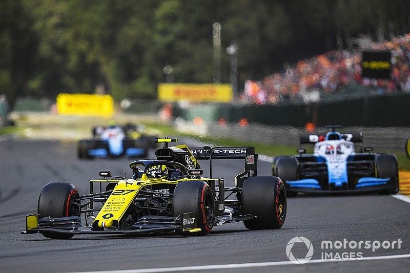 Nico Hulkenberg, Renault F1 Team R.S. 19, leads George Russell, Williams Racing FW42