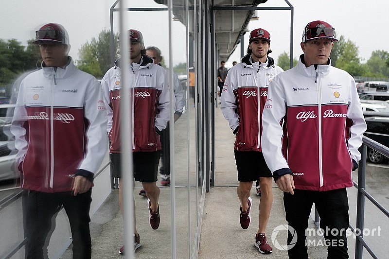 Giovinazzi: "Raikkonen'le yarışmanın olumlu ve olumsuz yanları var"