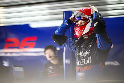 Waarom Kvyat niet met zijn speciale helmdesign mocht rijden