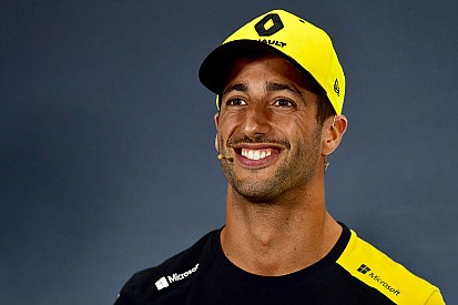 VÍDEO: Ricciardo dá soco em partes íntimas de Sainz ao vivo durante entrevista para TV