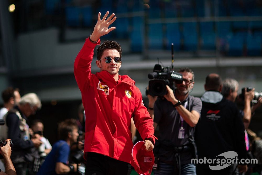 Leclerc lassan egy profi F1-es esportoló szintjén lehet: nyert, de megbüntették (videó)