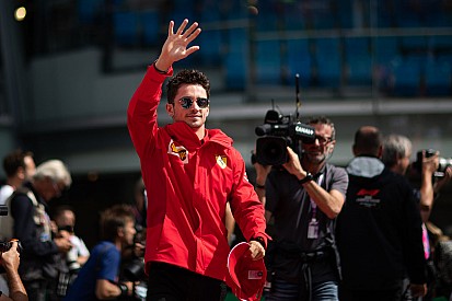 Leclerc lassan egy profi F1-es esportoló szintjén lehet: nyert, de megbüntették (videó)