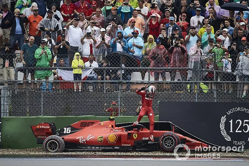 Charles Leclerc, Ferrari, sort de sa voiture endommagée