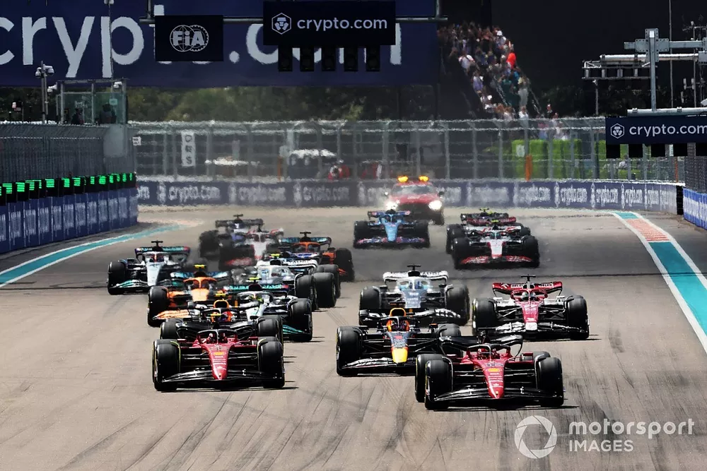 Charles Leclerc, Ferrari F1-75, Carlos Sainz, Ferrari F1-75, Max Verstappen, Red Bull Racing RB18, Sergio Perez, Red Bull Racing RB18, Valtteri Bottas, Alfa Romeo C42, de rest van het veld bij de start
