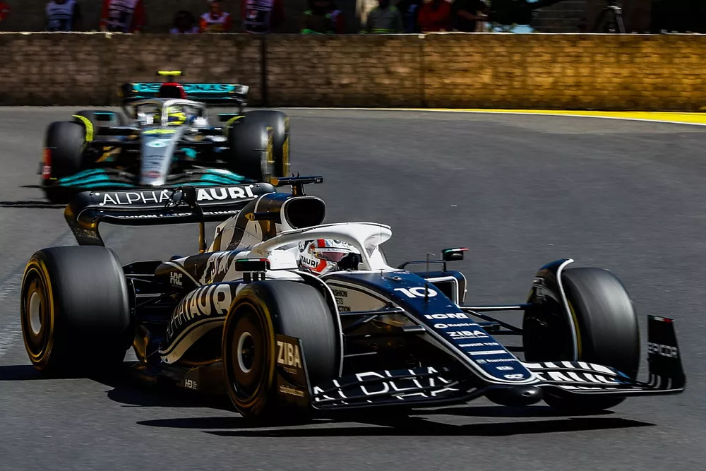 Pierre Gasly, AlphaTauri AT03, Lewis Hamilton, Mercedes W13
