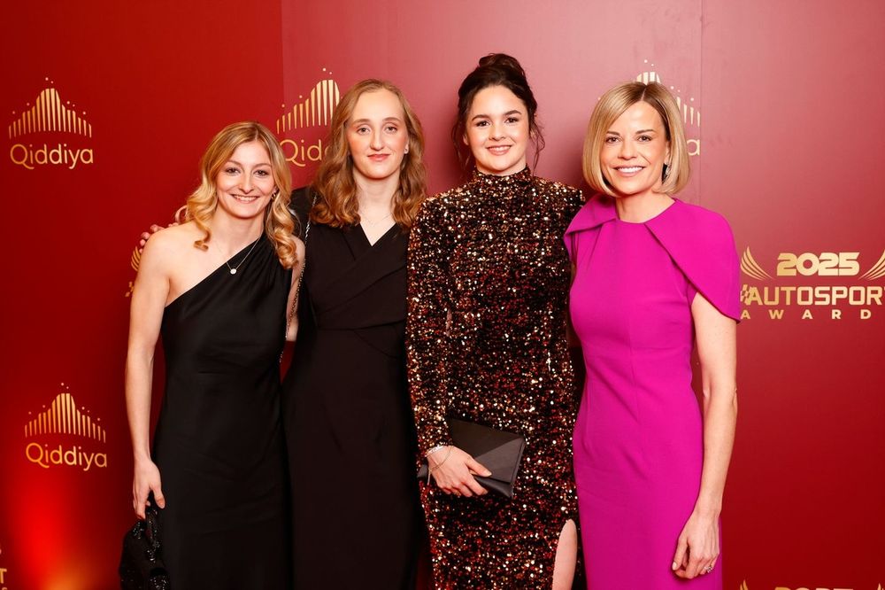 Doriane Pin, Maya Weug, Abbi Pulling, campeona de la F1 Academy en 2024, y Susie Wolff, Directora General de la F1 Academy
