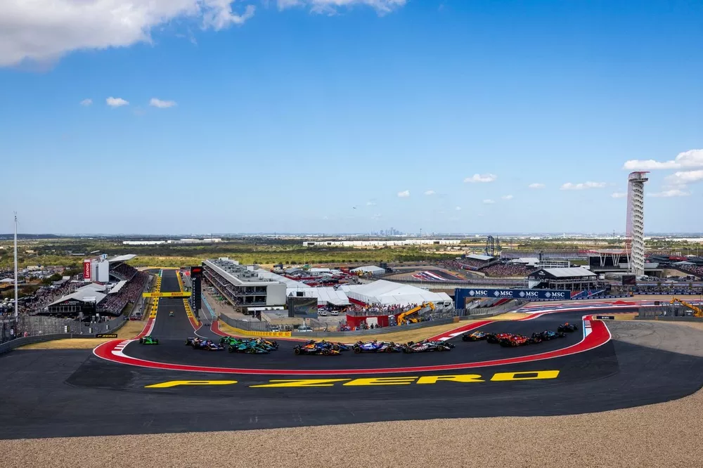 Race start, as drivers race into the first corner