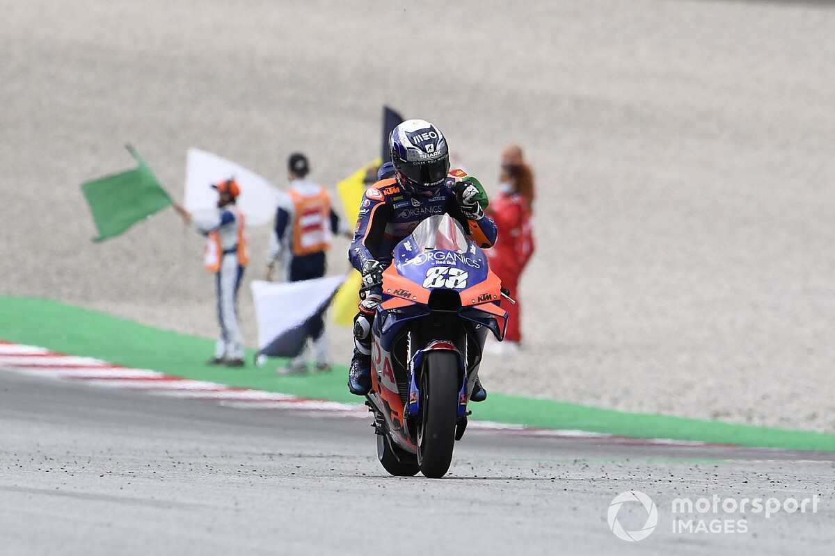 Course - Oliveira offre sa première victoire à Tech3 !