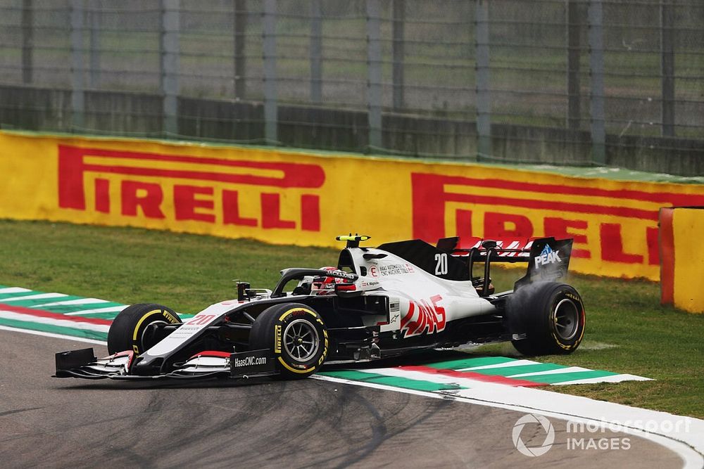 Kevin Magnussen, Haas VF-20, fa un testacoda