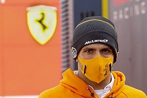 Sainz recorda período como piloto Red Bull: “Foi muito difícil”