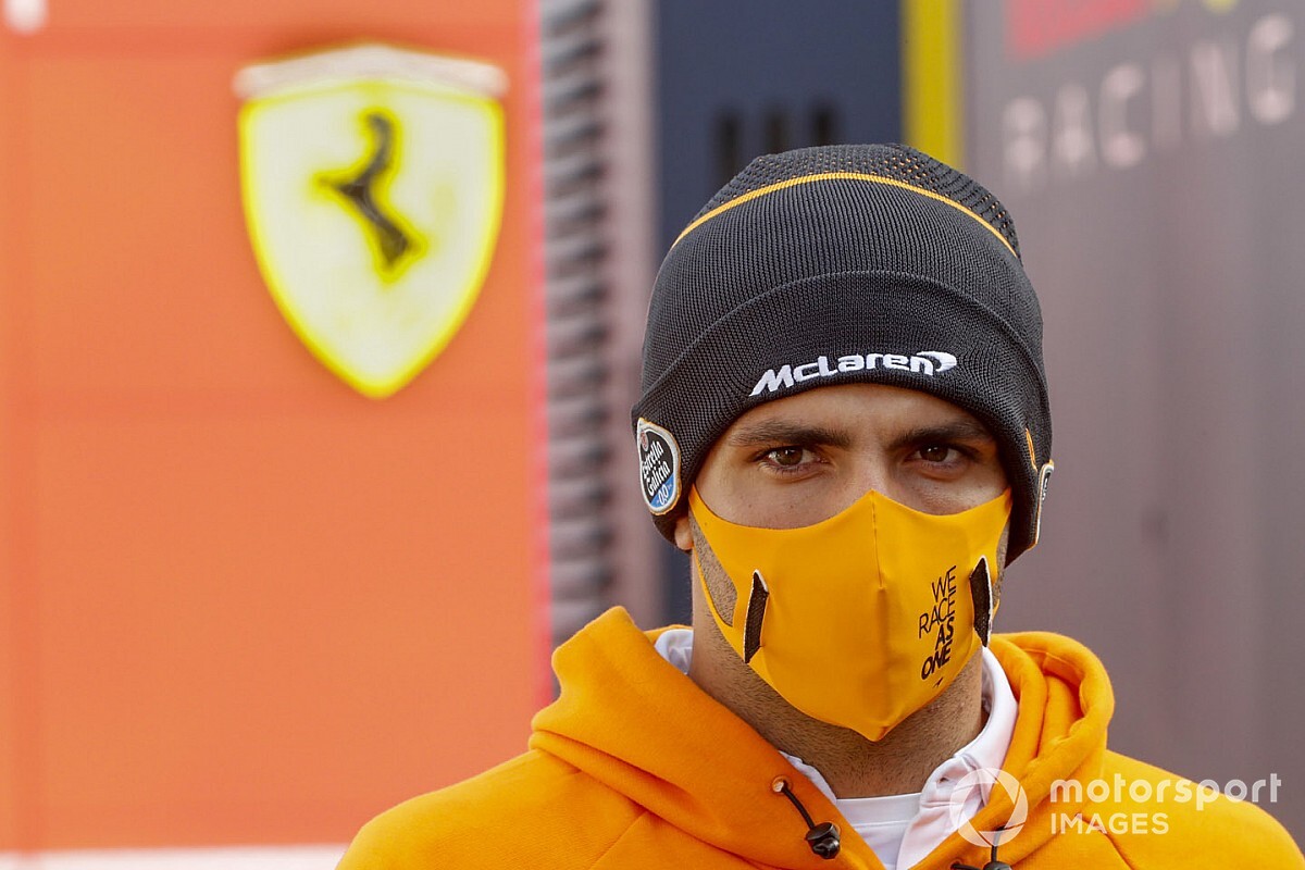 Sainz recorda período como piloto Red Bull: “Foi muito difícil”