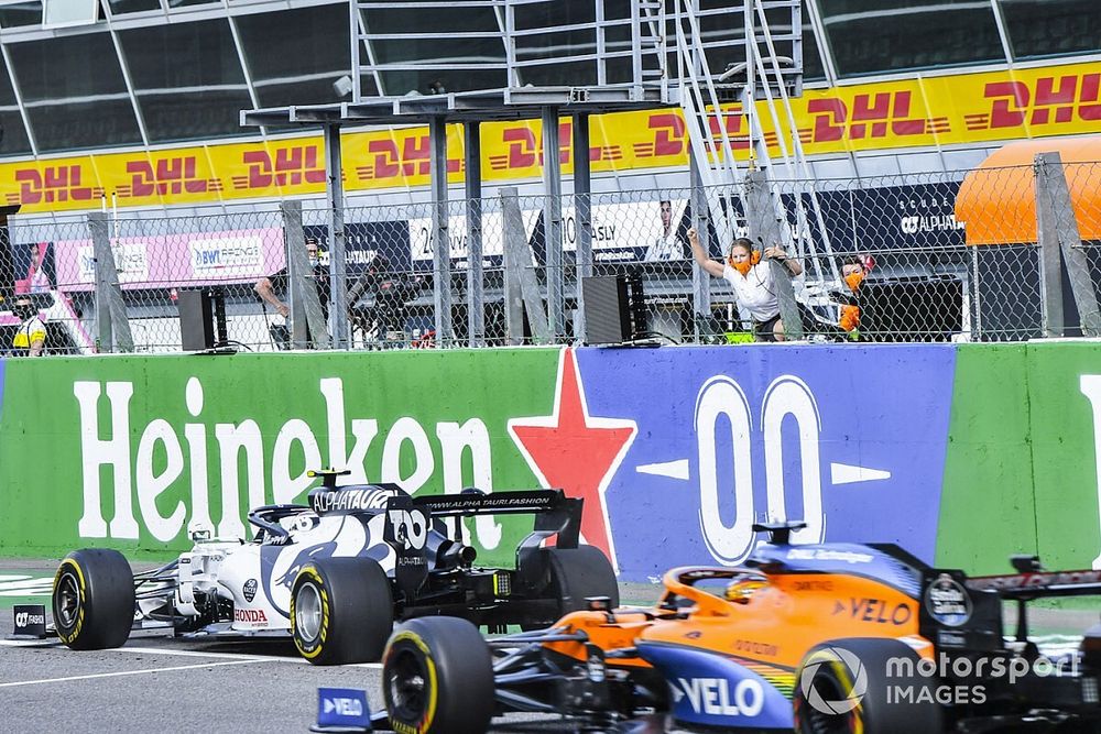 Pierre Gasly, AlphaTauri AT01, 1er puesto, gana por delante de Carlos Sainz Jr., McLaren MCL35, 2º puesto