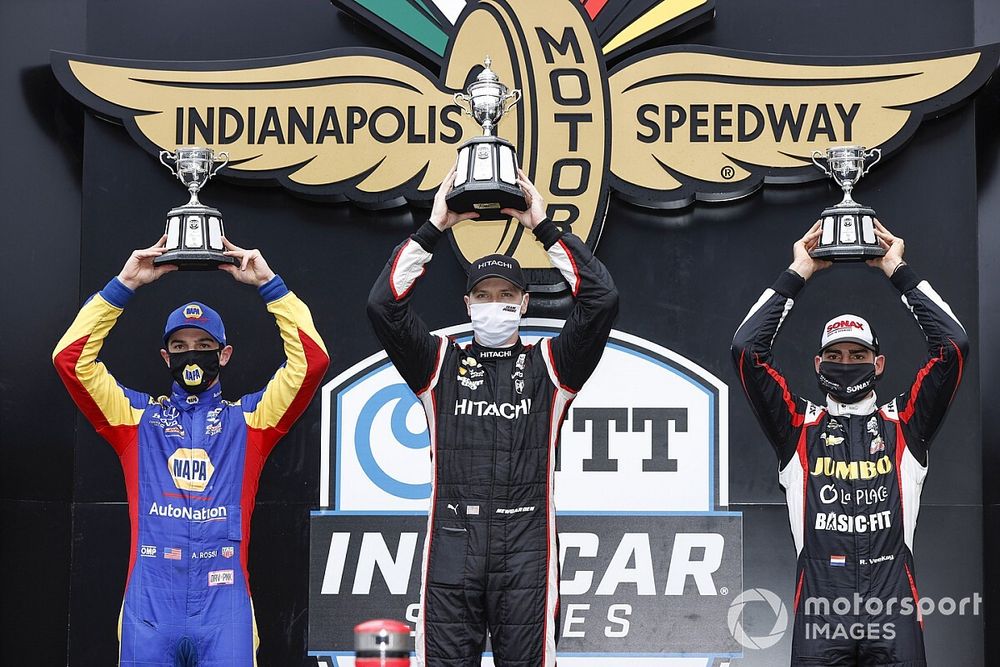 Podio: segundo Alexander Rossi, Andretti Autosport Honda, ganador Josef Newgarden, Team Penske Chevrolet, tercero Rinus VeeKay, Ed Carpenter Racing Chevrolet