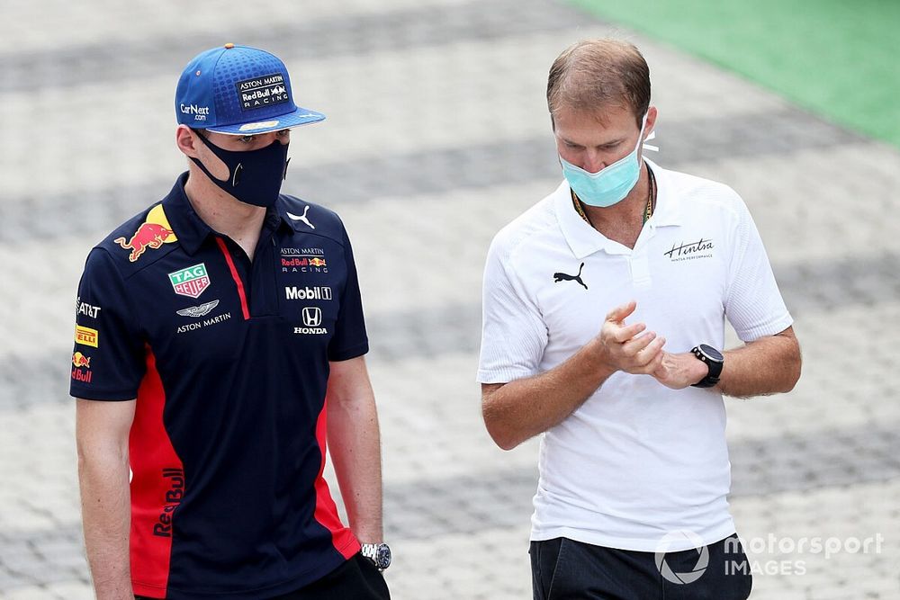 Verstappen: Ki tudja, mi történhet a 2-es kanyar felé…