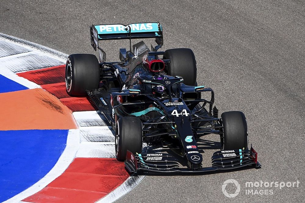 Hamilton verbaasd door voorsprong Mercedes: "Gevoel is vrij slecht"