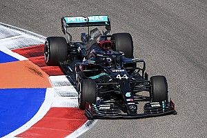 Hamilton verbaasd door voorsprong Mercedes: "Gevoel is vrij slecht"