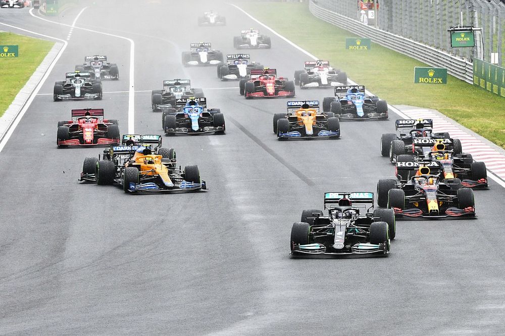 Lewis Hamilton, Mercedes W12, Max Verstappen, Red Bull Racing RB16B, Sergio Perez, Red Bull Racing RB16B, Valtteri Bottas, Mercedes W12, Lando Norris, McLaren MCL35M, en de rest van het veld tijdens de start van de race