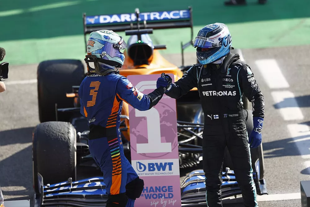 Ganador Daniel Ricciardo, McLaren, y Valtteri Bottas, Mercedes, 3&ordf; posici&oacute;n, se felicitan mutuamente en el Parc Ferme