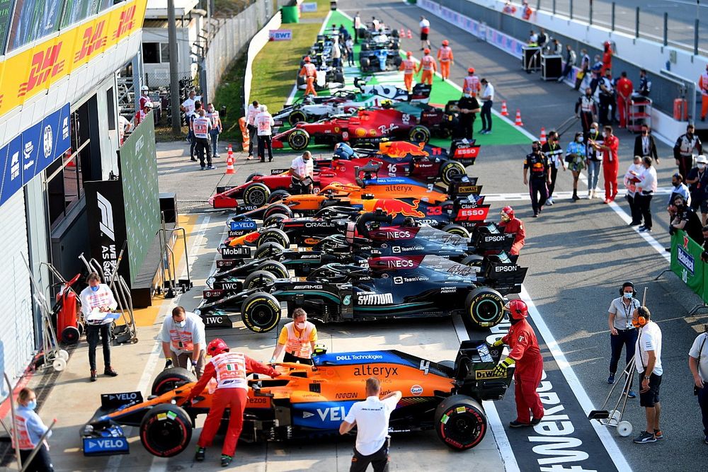 De auto's in Parc Ferme