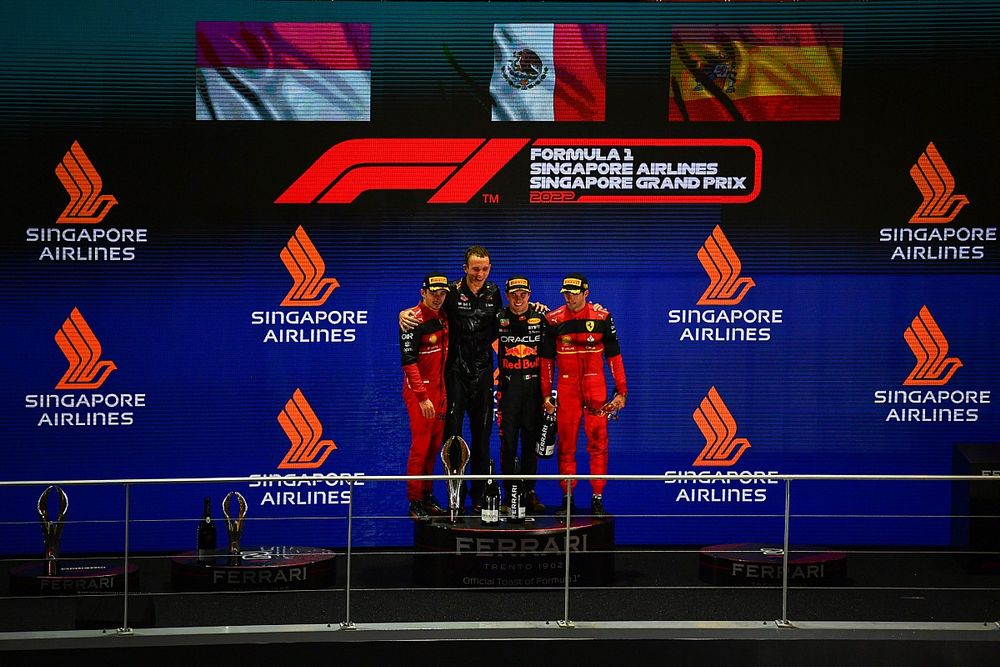 Podio: segundo lugar Charles Leclerc, Ferrari, ganador Sergio P&eacute;rez, Red Bull Racing, tercer lugar Carlos Sainz, Ferrari 