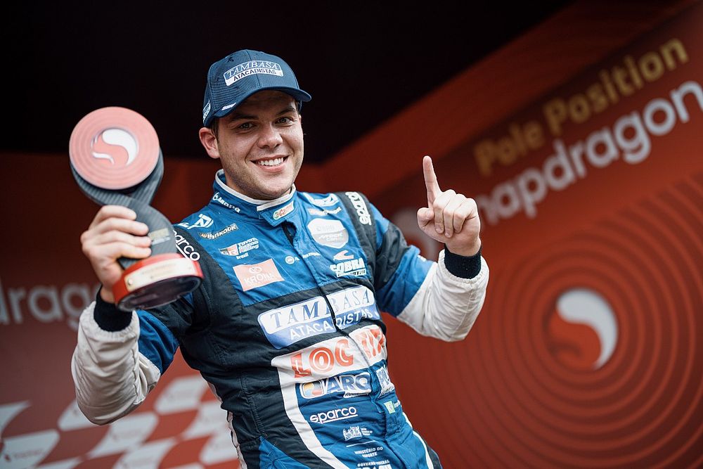 Bruno Baptista celebra pole position em Cascavel