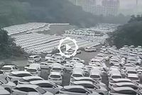 V&iacute;deo: un enorme cementerio con miles de coches el&eacute;ctricos chinos