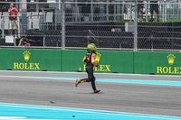 Los comisarios castigan a Norris por cruzar la pista a pie en Miami F1