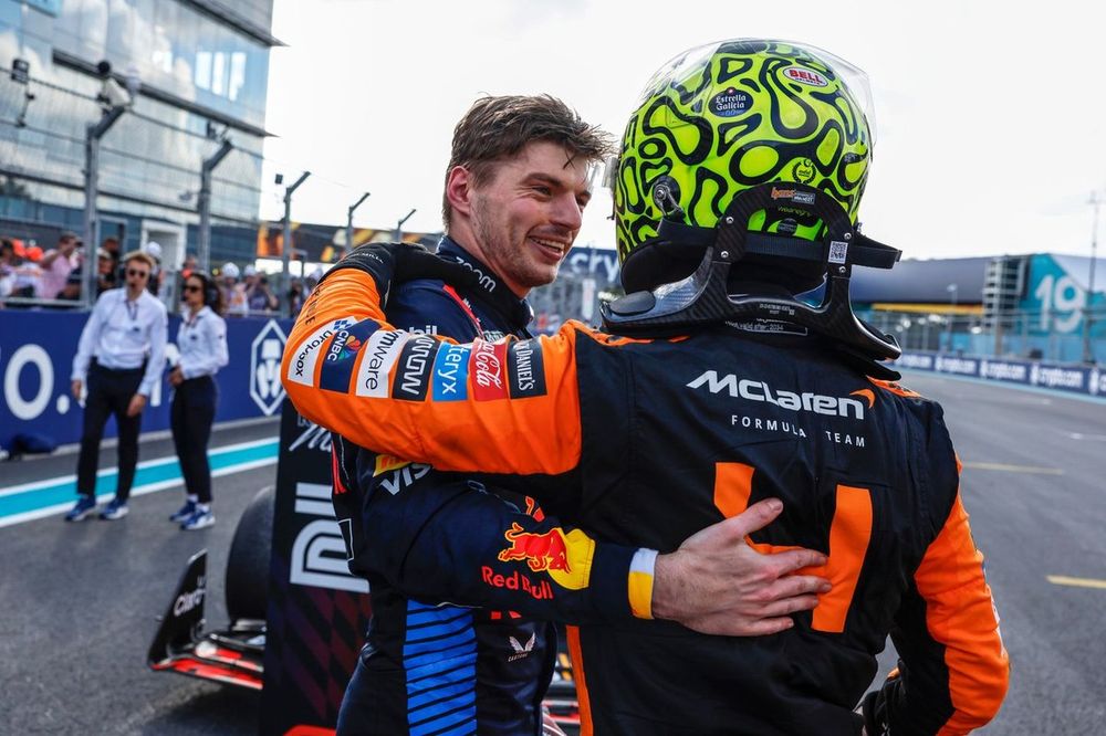 Max Verstappen, Red Bull Racing, 2ª posição, parabeniza Lando Norris, McLaren F1 Team, 1ª posição, no Parc Ferme