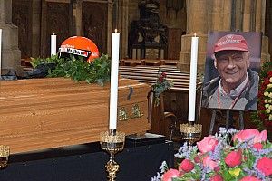 Nagyon nagy nevek Lauda temetésén