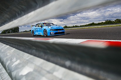 Бьорк выиграл первую гонку голландского этапа WTCR