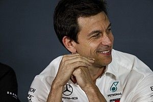 A Red Bull új kávéja miatt járt náluk a Mercedes csapatfőnöke?