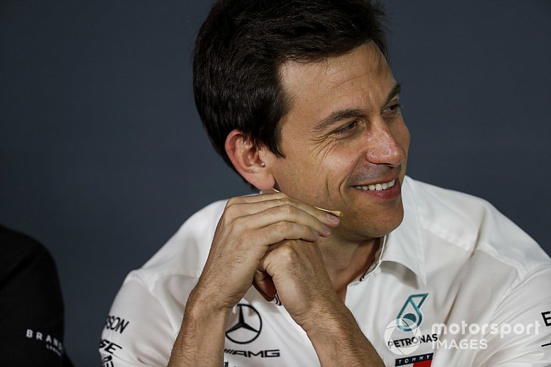 A Red Bull új kávéja miatt járt náluk a Mercedes csapatfőnöke?