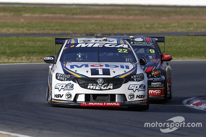 James Courtney, Walkinshaw Andretti United Holden leads David Reynolds, Erebus Motorsport Holden