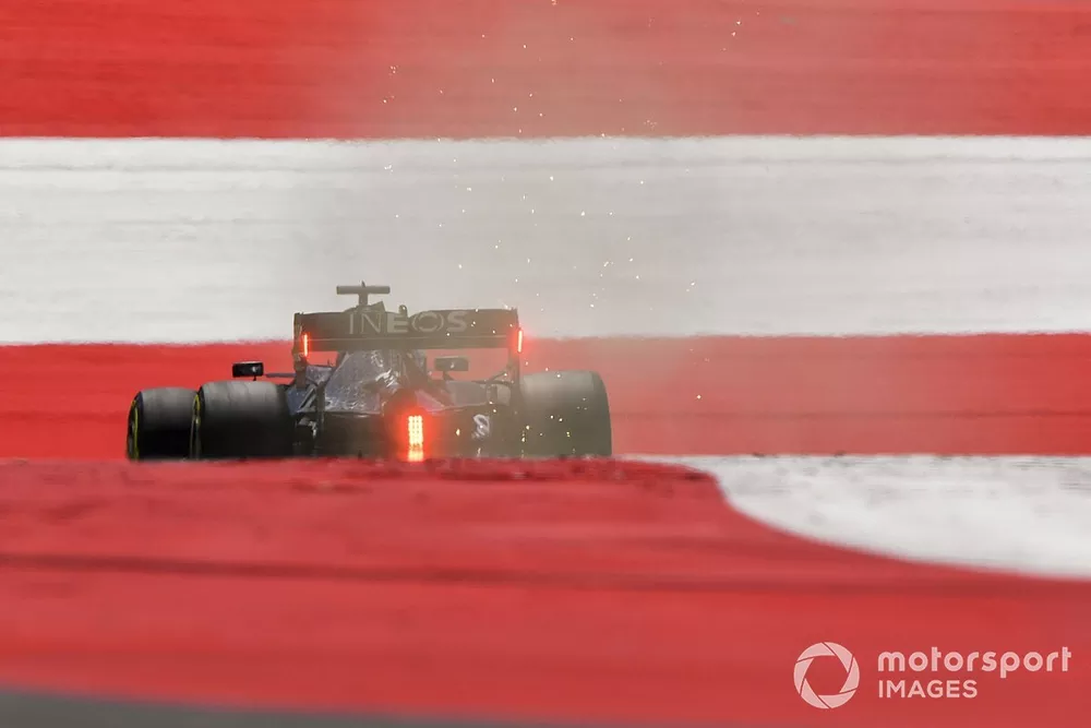 Chispas y humo en la estela de Lewis Hamilton, Mercedes F1 W11 EQ Performance