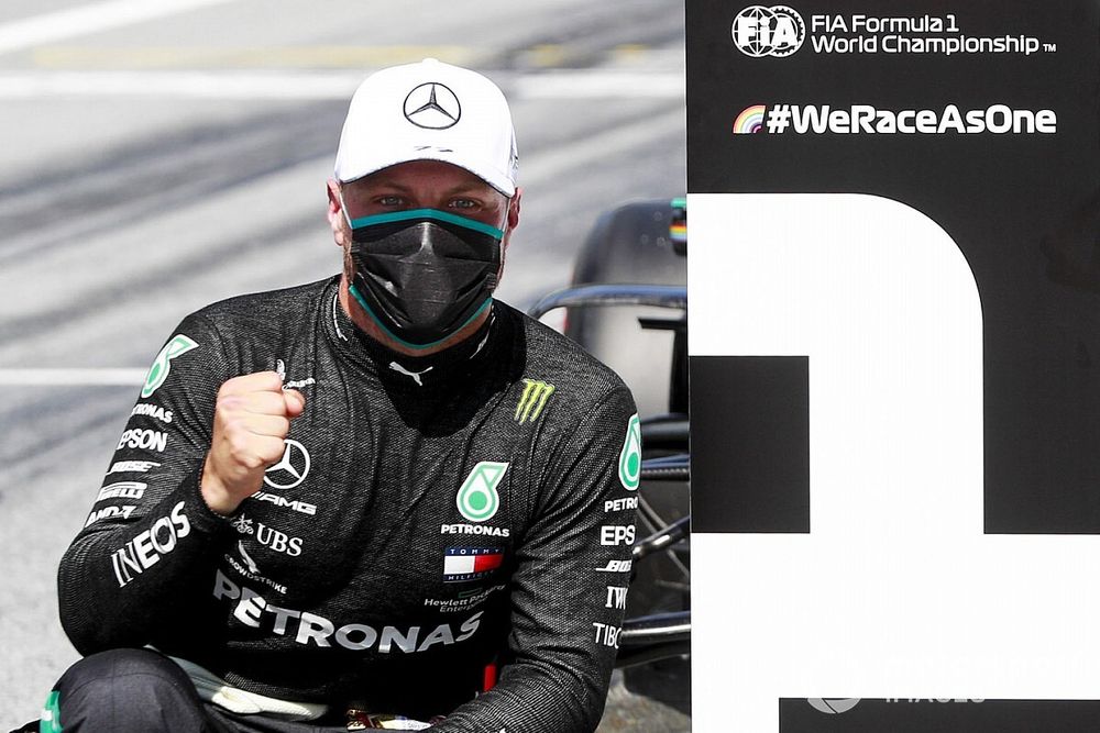 Valtteri Bottas, Mercedes-AMG Petronas F1, festeggia dopo essersi assicurato la pole position