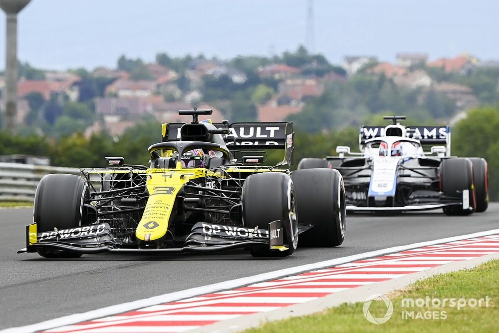 Daniel Ricciardo, Renault F1 Team R.S.20 et George Russell, Williams FW43 