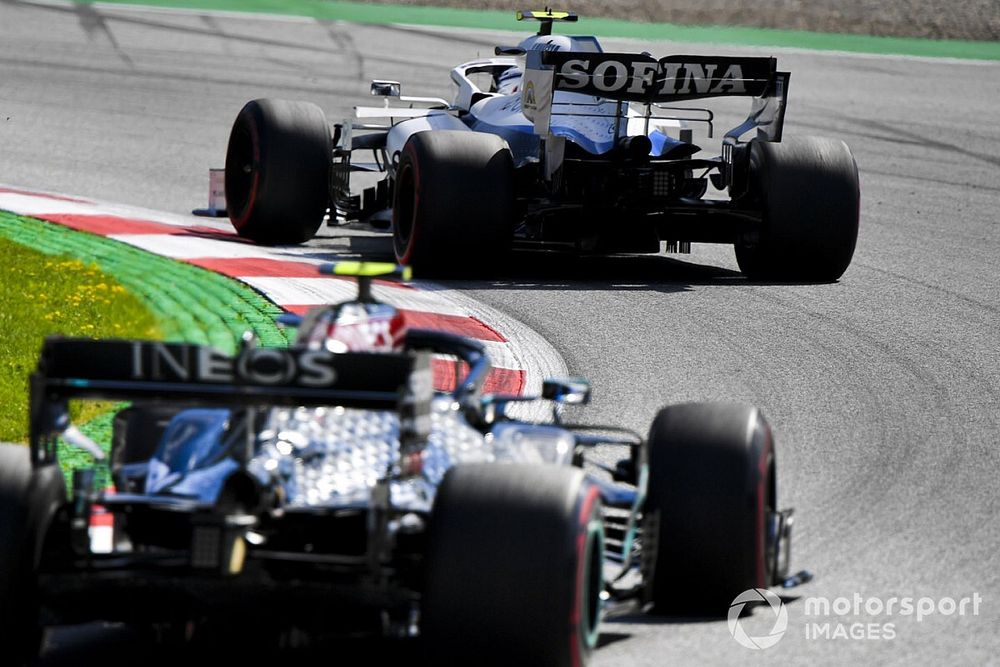 Nicholas Latifi, Williams FW43, devant Valtteri Bottas, Mercedes F1 W11 EQ Performance