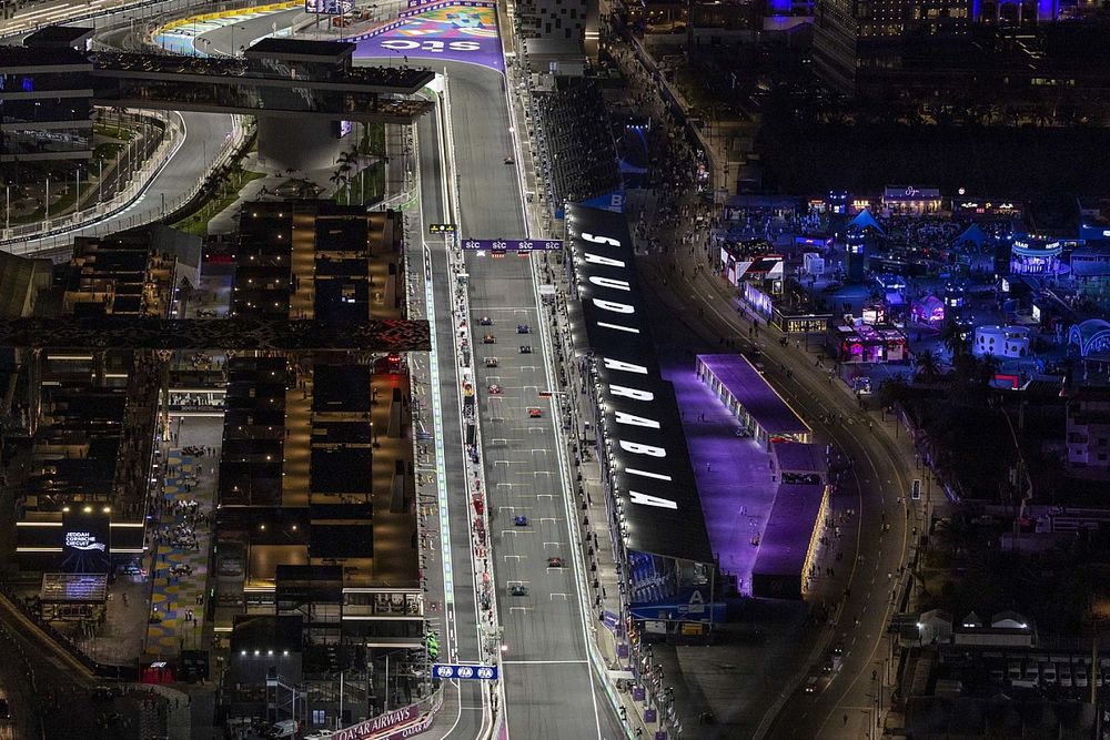 Los pilotos se alinean para practicar sus procedimientos de salida al final de la FP2