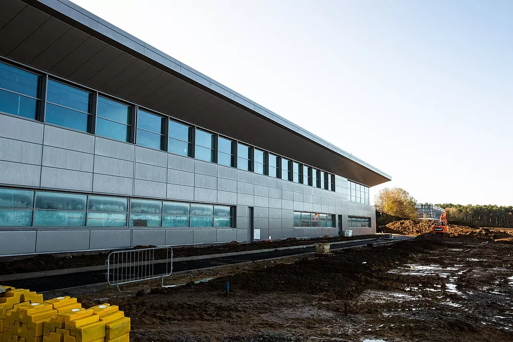 Tour della nuova factory Aston Martin a Silverstone 