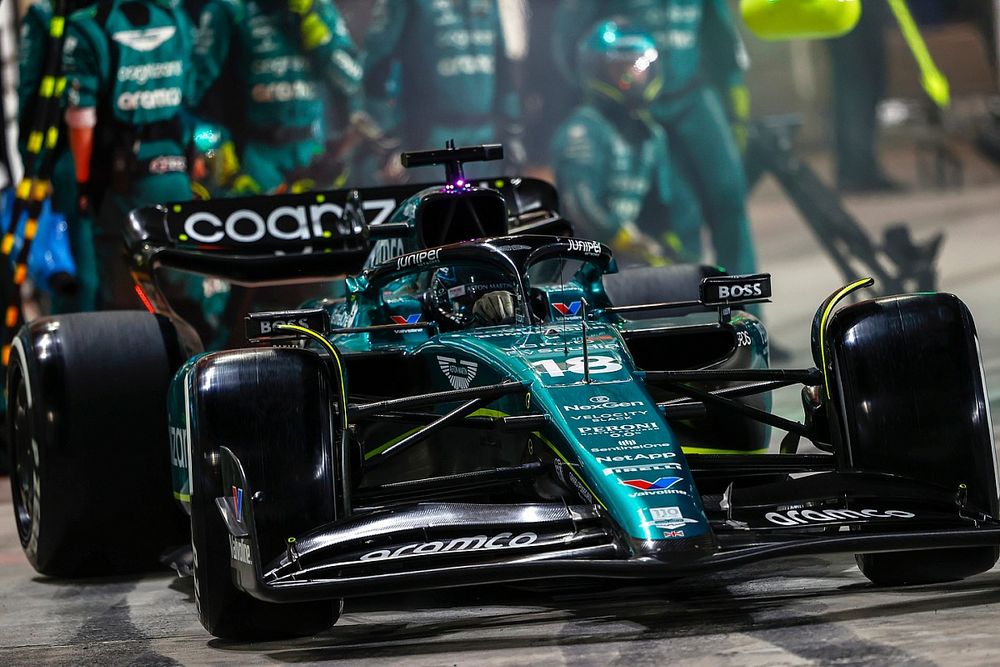 Lance Stroll, Aston Martin AMR23, sale de su box