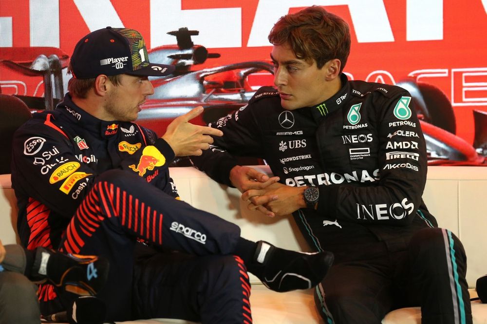 O pole man Max Verstappen, da Red Bull Racing, e George Russell, da Mercedes-AMG, na coletiva de imprensa após a classificação