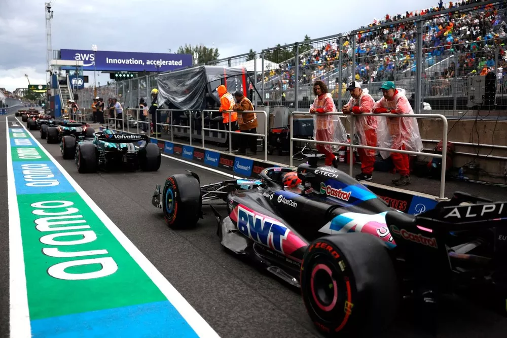 Lance Stroll, Aston Martin AMR24, Esteban Ocon, Alpine A524, en boxes
