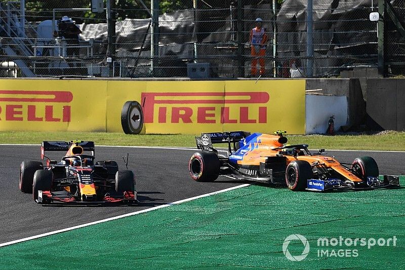 Alex Albon, Red Bull RB15, pasa a Lando Norris, McLaren MCL34