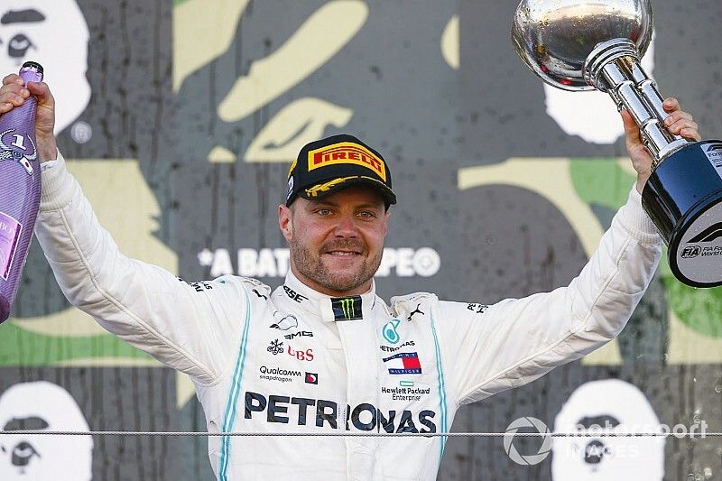 Race winner Valtteri Bottas, Mercedes AMG F1 celebrates on the podium with the trophy and the champagne 