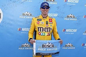 Kyle Busch logra la pole en Phoenix