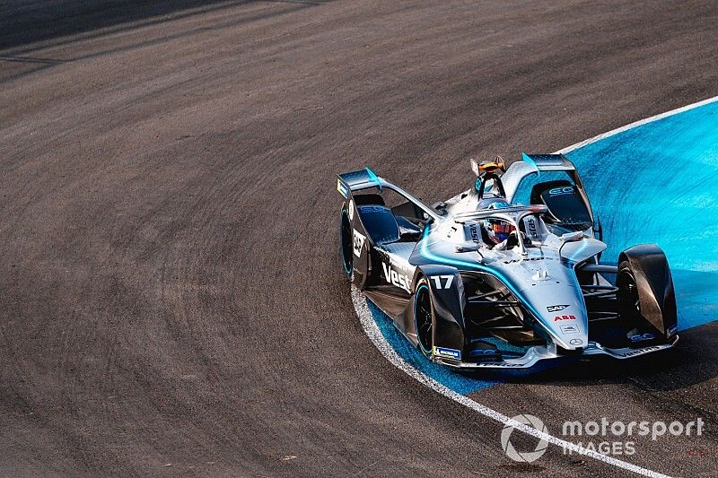 Mercedes twardo stąpa po ziemi